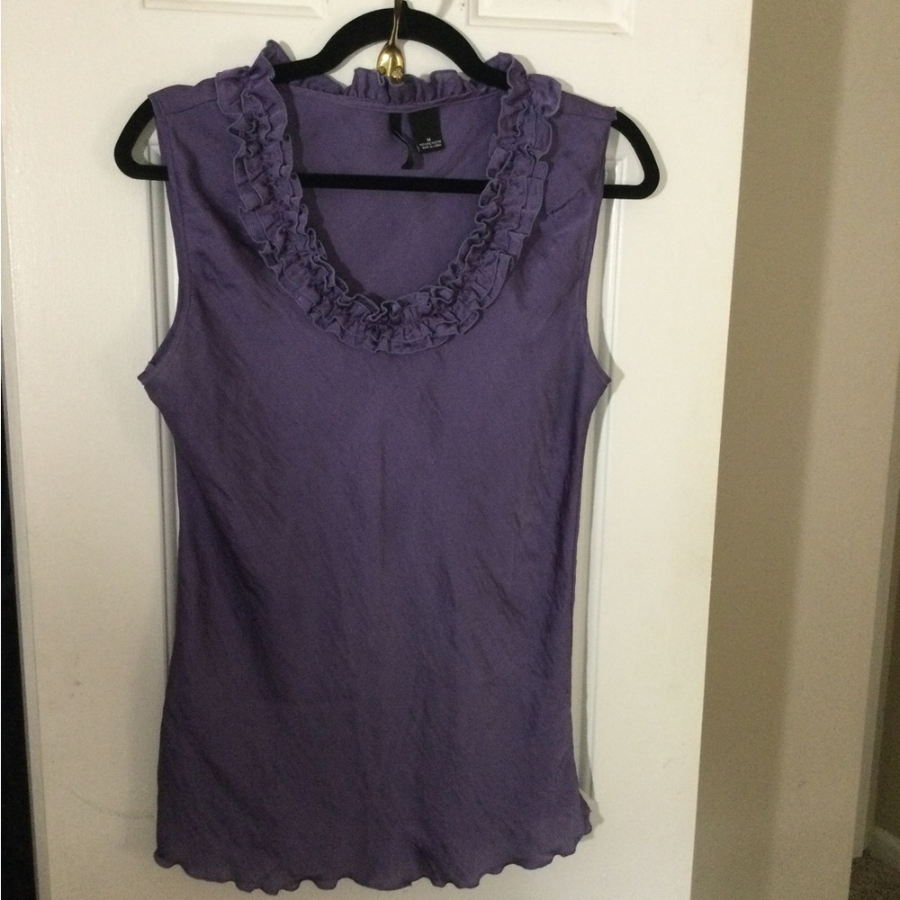 Pretty sleeveless blouse with ruffled collar